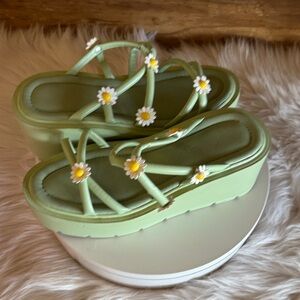 Green Platform Sandals with Daisy Accents US8